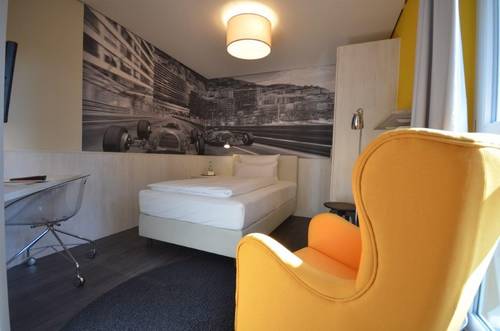 Zimmer mit Fototapete Stadt schwarzweiß und Gelber Sessel